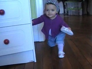 Mégala met sa chaussure