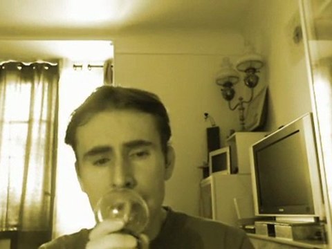 Wiwi égratigne la tour Eiffel est toujours là