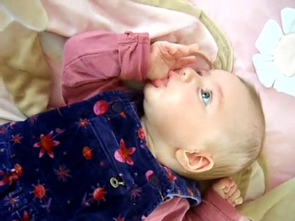 CIMG4656 Camille a 3 mois ! et suce son pouce !