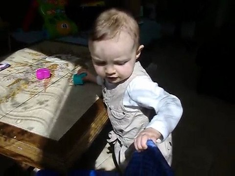 Lana 12 mois et demi marche en se tenant