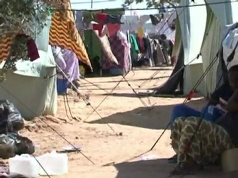 Actress Jolie visits refugees on Libya-Tunisia border