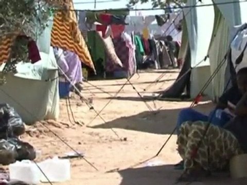 Actress Jolie visits refugees on Libya-Tunisia border