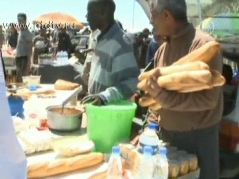 Джоли призывает поддержать беженцев из Ливии