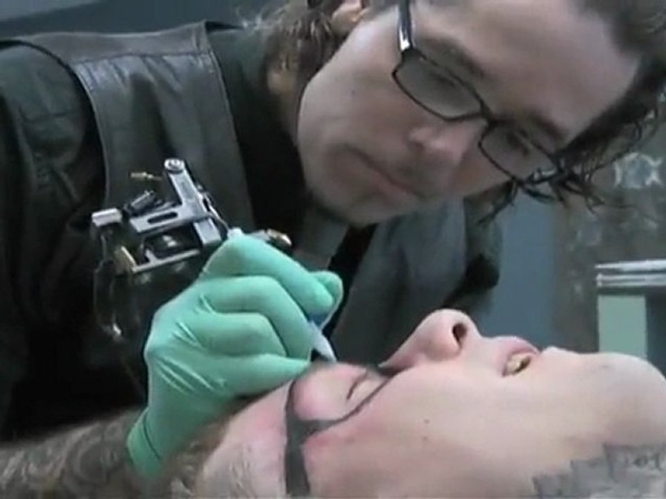 Ol'Optic : Publicité Lunettes de soleil Ray Ban : Never Hide - Guy Has Glasses Tattooed On His Face