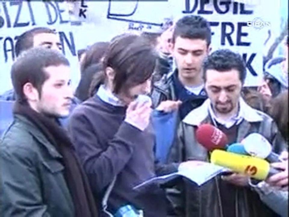 İstanbul Beyoğlu'nda Facebook'ta birleşen öğrencilerden ygs protestosu