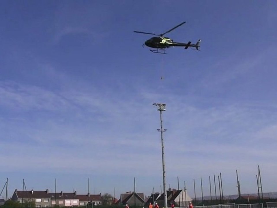 Outreau : pose de quatre pylônes d'éclairage d'un stade par héliportage