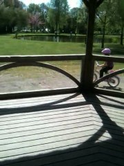 Lola et Dorian font du vélo