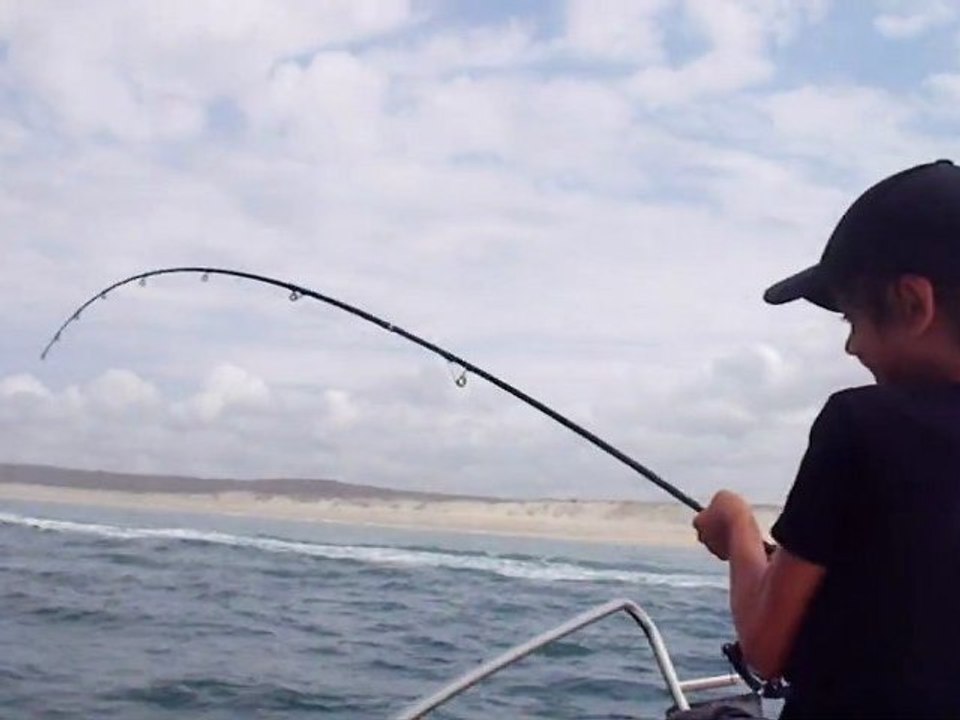 Peche au bassin d' Arcachon du maigre, le 1er pour corentin