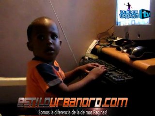 NIÑO DE UN AÑOS USANDO LA COMPUTADORA