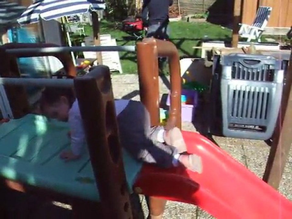 Isis fait du toboggan - 22 mois 1/2