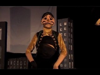 Au square d'en bas, bois et chiffons