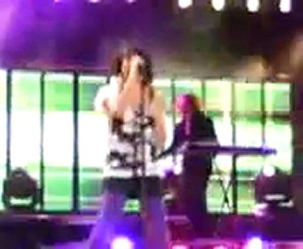 Angy Cantando “Sola en el Silencia” en la Gala c&a 25 Años contigo