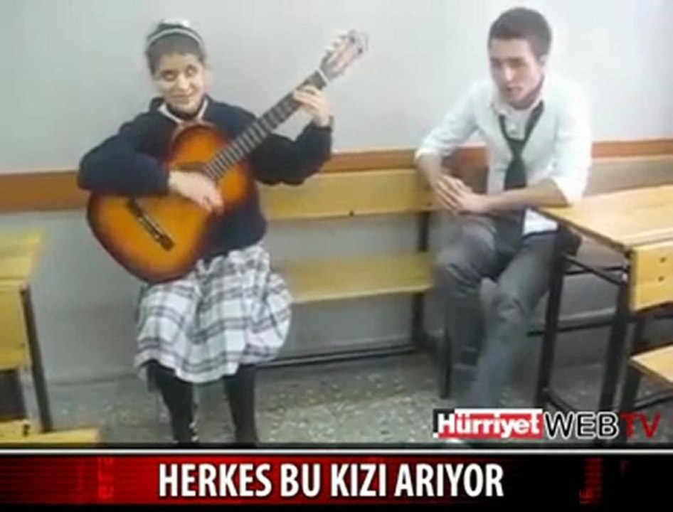 Sınıfta Gitar çalıp şarkı söyleyen gözleri kör kız müthiş ses mutlaka dinle