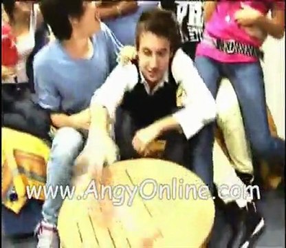 L@s Chic@s de Física o Química Jugando a “Beso, Verdad o Atrevimiento” para Bravo Neox