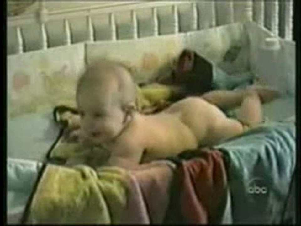 0175  - Bébé péte avec du talc