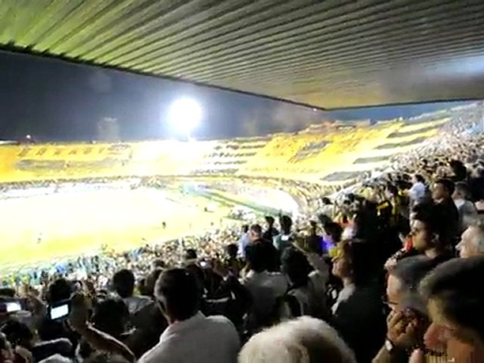 Hinchas de Peñarol crearon "bandera más grande del mundo"