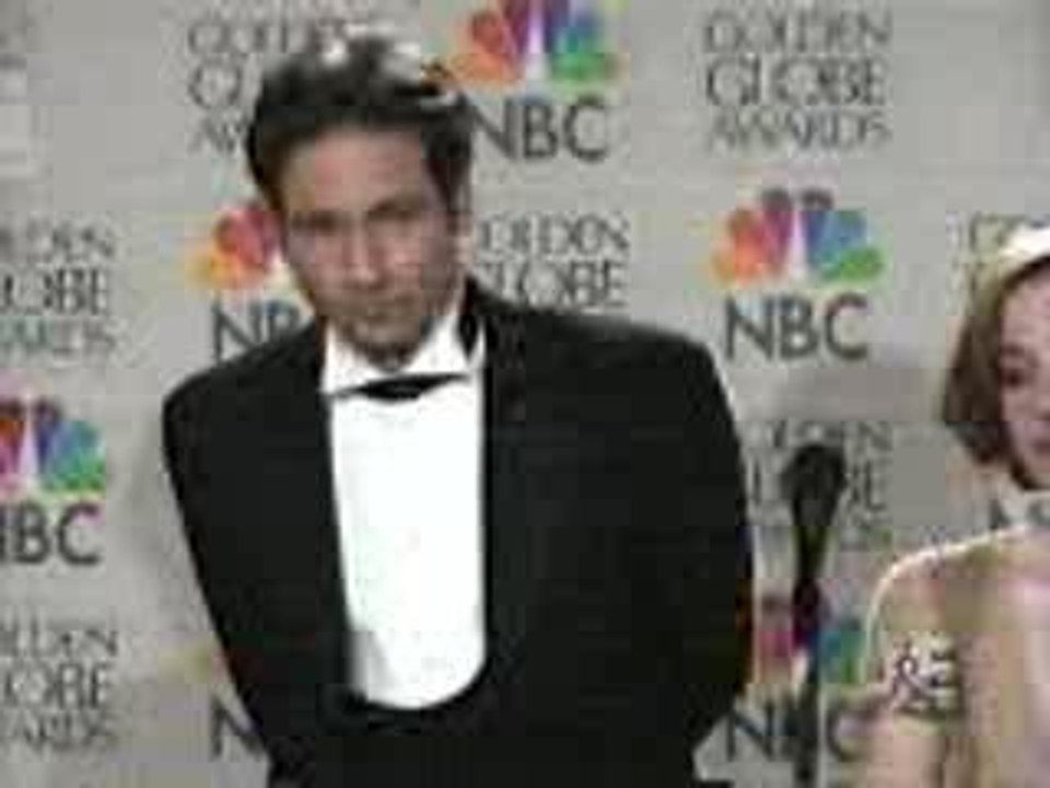 David&Gillian Golden Globe Kiss