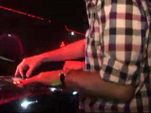 SHOWCASE PARIS 2 MANY DJS 04.04.2011