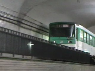 MF67 : Passage à la station Mirabeau sur la ligne 10 du métro parisien
