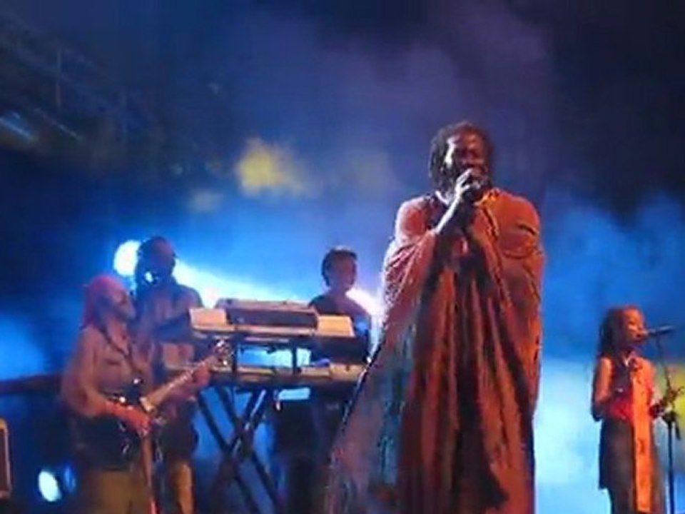 tiken jah fakoly - Aloumaye ( garorock 2011 )