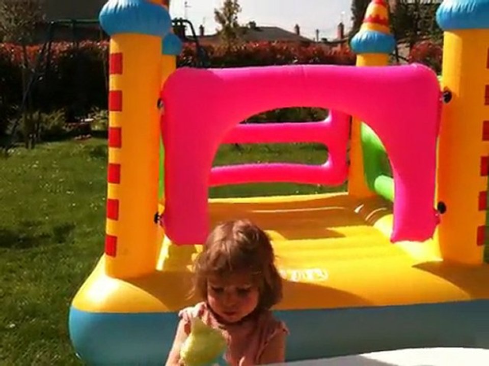 Maïa et son trampoline