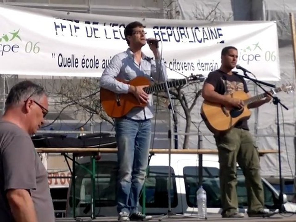 Les Cordes Rouges chantent Oasis pour la Fête de l'école Républicaine place Garibaldi à Nice le 09.04.2011