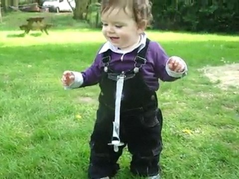 Ryan fait ses premiers petits pas