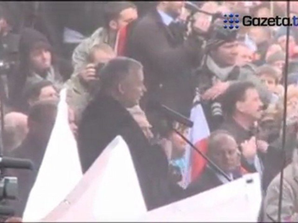 10.04.2011 Kaczyński o tablicach pamiątkowych : Tam chyłkiem wymienili, tu chyłkiem zwiesili tablicę