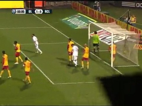 Lyon keep title hopes alive