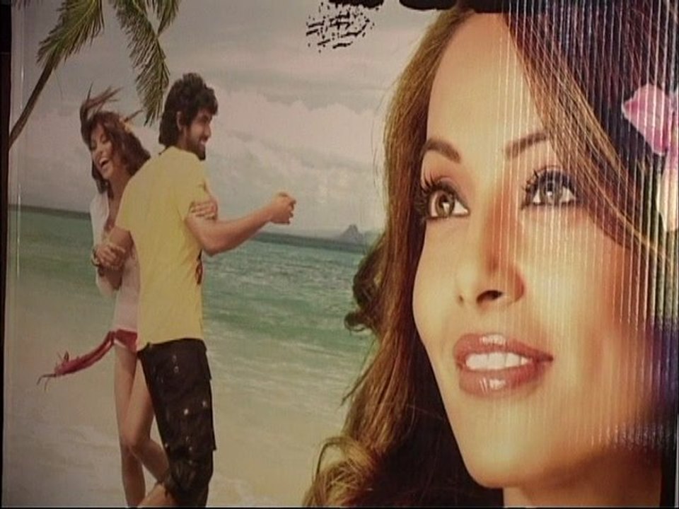 Bipasha Basu Announces She Is Single To All The Men – Bollywood Hot Gossip