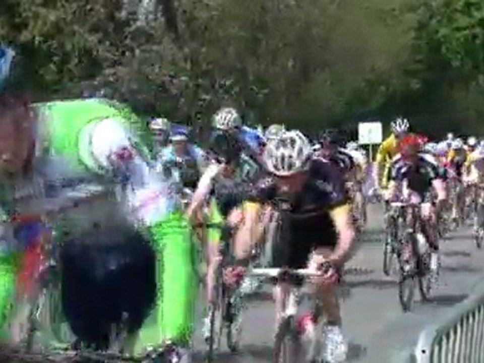 Le peloton qui réagit derrière