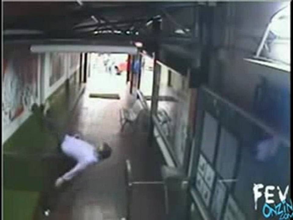 0178 - Gamelle en sautant une petite porte