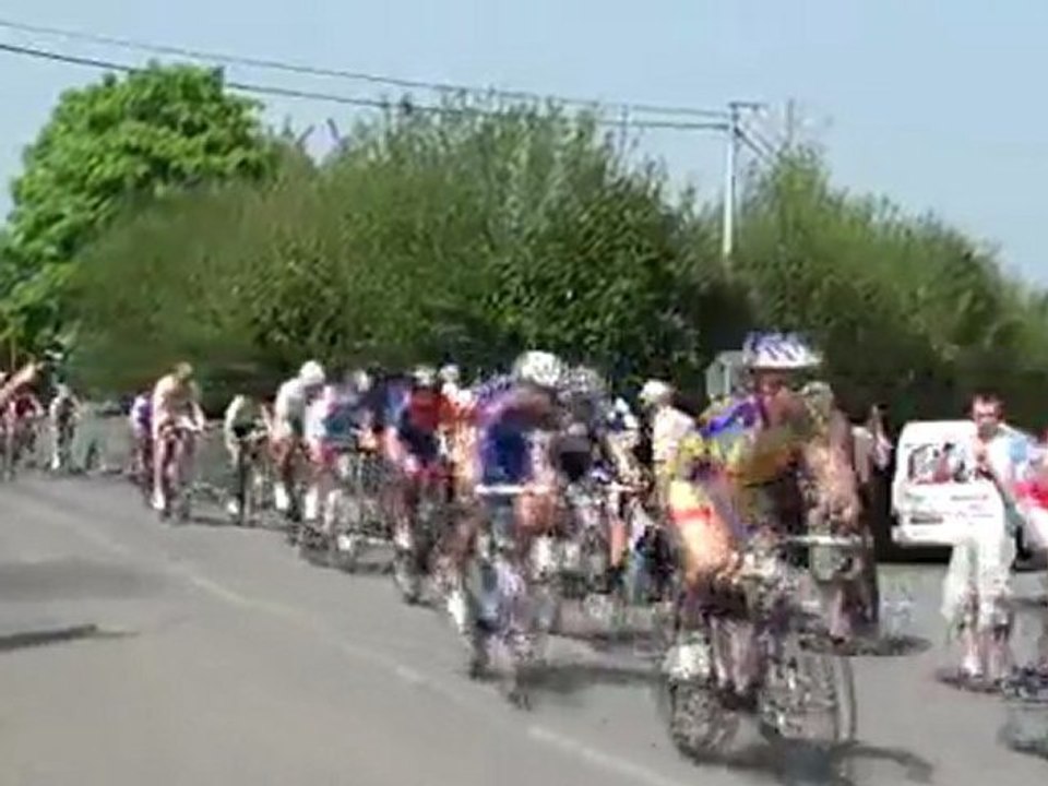la bonne échappée part à 2 tour de l'arrivée