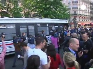 Face veil protesters detained as French ban begins