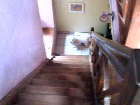 aby monte les escaliers