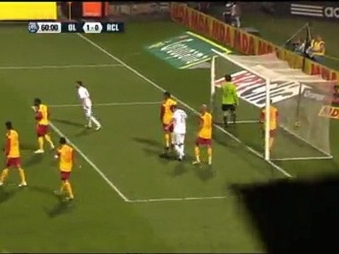 Lyon keep title hopes alive