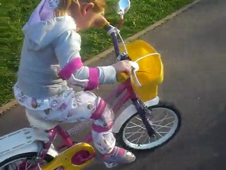 alizéa qui fait du vélo
