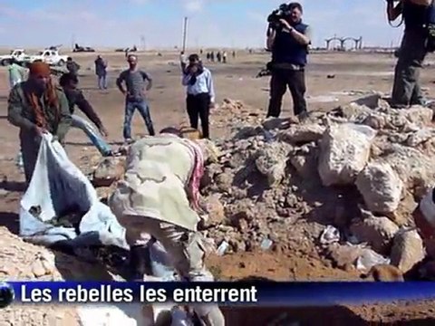Libye: des rebelles enterrent des combattants pro-Kadhafi
