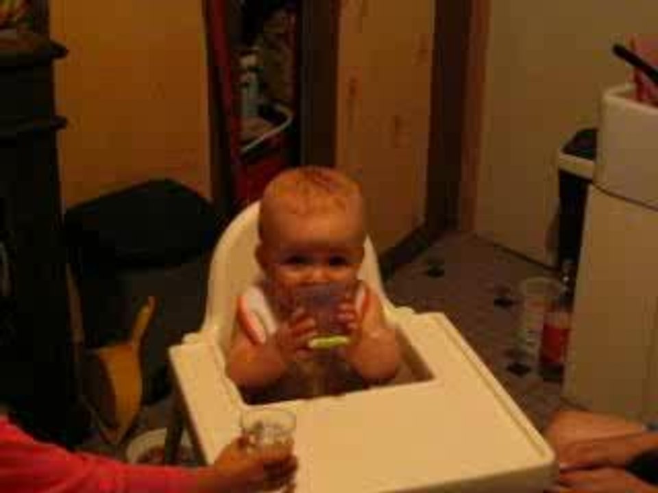 Quentin boit tout seul au verre