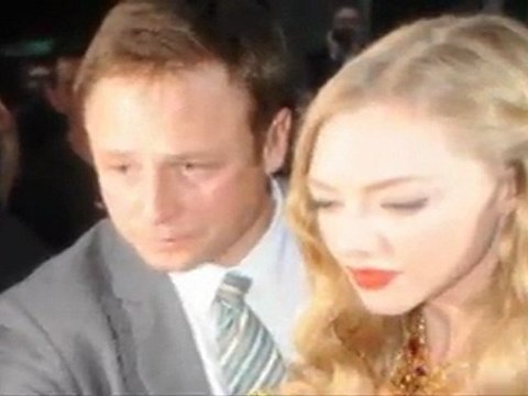 Amanda Seyfried and Ryan Phillippe Toast Their Romance in London