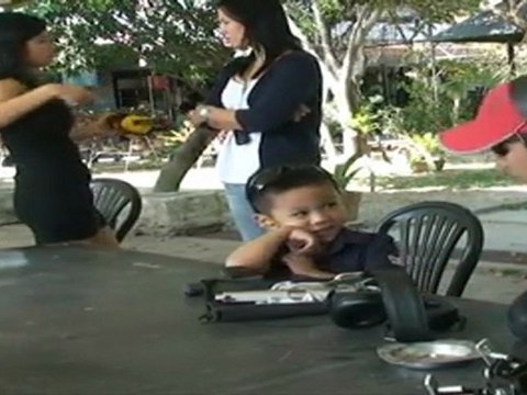 Filipinas, donde los padres enseñan a disparar a sus niños