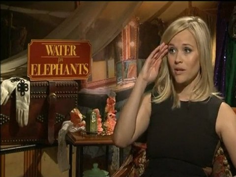 Robert Pattinson cambia los colmillos por los elefantes