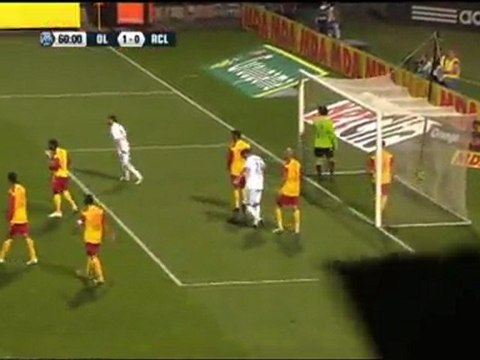 Lyon keep title hopes alive