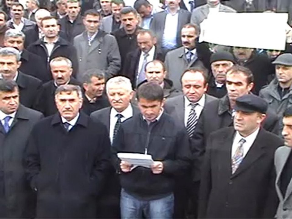 Hakkarililer canlı kalkan oldu