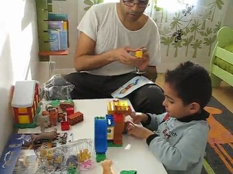 Yanis découvre le cadeau de....