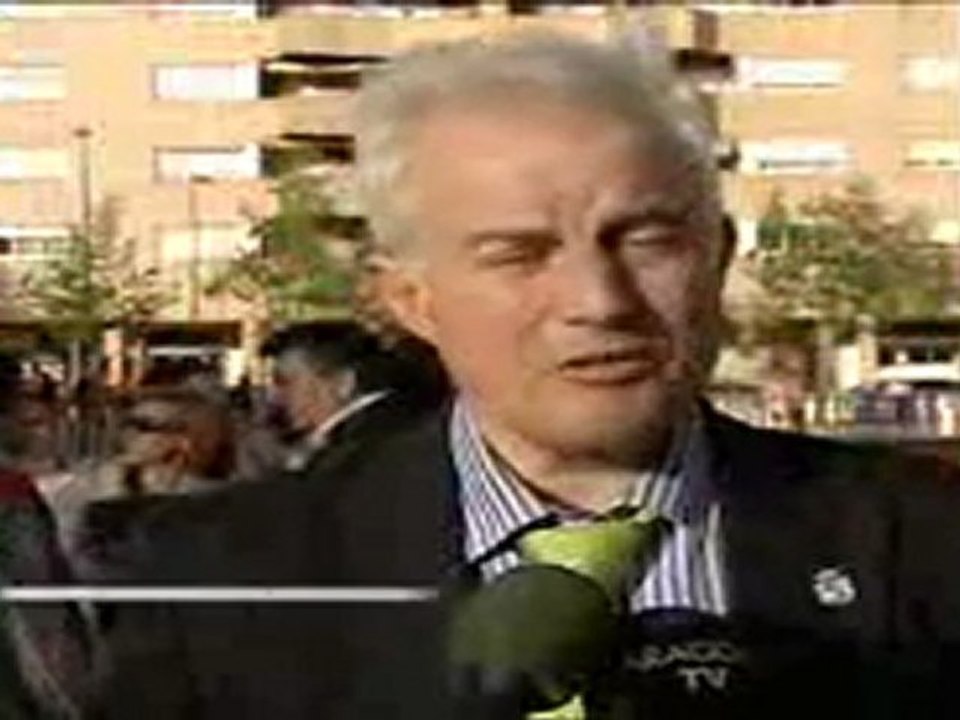 Eloy_Suarez_visita_la_margen_izquierda_y_pide_la_cesión_de_la_Avda._Cataluña_-ARAGON_TELEVISION_11-04-2011-