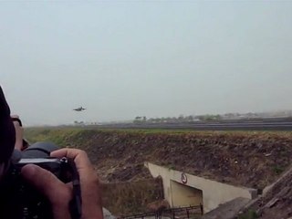 Taiwan air force practices landings on motorway