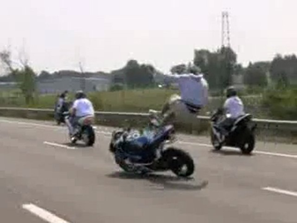 0185 - Il tombe de sa moto