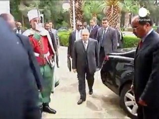 Cezayir'de öğrenciler sokaklara döküldü