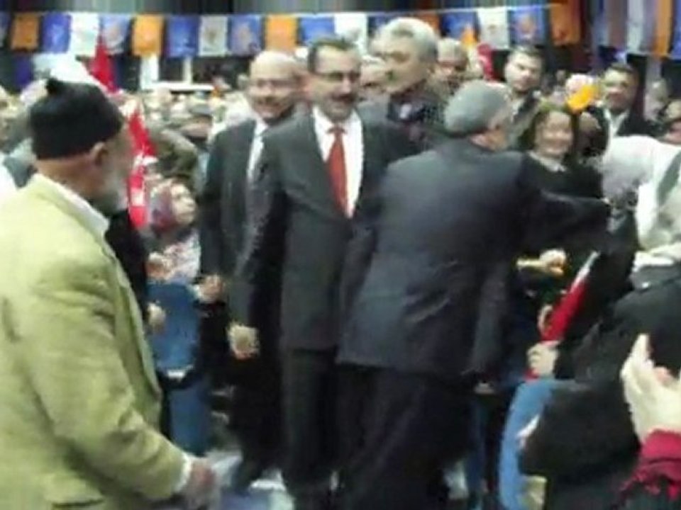 AK PARTİ YALOVA MİLLETVEKİLLERİ TANITIM PROGRAMI SALONA GİRİŞ